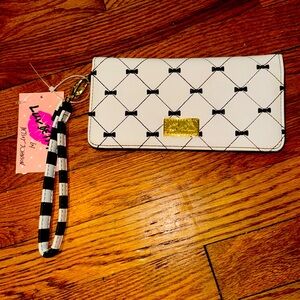 NWT! Betsey Johnson LB Haley Wristlet, cream and black w/ stripes and bow detail